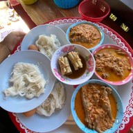 ร้านขนมจีนแม่ตุ๊กตา กระทุ่มแบน