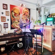เดอะการาจ เบอร์เกอร์ แอนด์ กริลล์ ตรงข้าม ซ สุขุมวิท 49