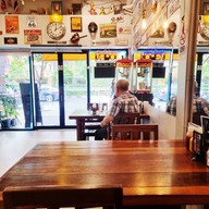 เดอะการาจ เบอร์เกอร์ แอนด์ กริลล์ ตรงข้าม ซ สุขุมวิท 49