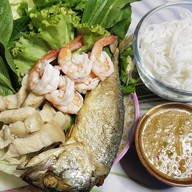เมี่ยงแซ่บ ยำนัวส์ ตลาดเอราวัณโพธิ์ทอง