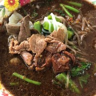 ก๋วยเตี๋ยวเรือเฉินหลง ถนนแสงจันทร์
