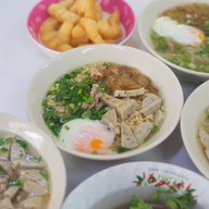 เมนูของร้าน ข้าวเปียกเส้นอิ่มอร่อย by ป้าเตี้ย (3 แยกมูลนิธิมุกดาหาร เจ้าเก่า)