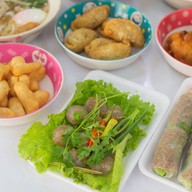 เมนูของร้าน ข้าวเปียกเส้นอิ่มอร่อย by ป้าเตี้ย (3 แยกมูลนิธิมุกดาหาร เจ้าเก่า)