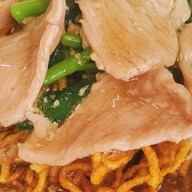 บ.เบนซ์ ราดหน้ายอดผัก สุกี้ - สี่พระยา 🍜🌾 บางรัก