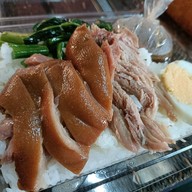 ข้าวขาหมู & ก๋วยจั๊บซิ่ง (แม่คาว)