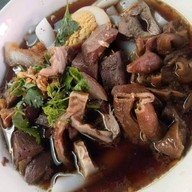 ข้าวขาหมู & ก๋วยจั๊บซิ่ง (แม่คาว)