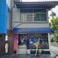 หน้าร้าน Decadent Cafe