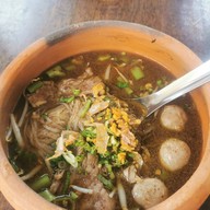 เมนูของร้าน ครัวอร่อยเว่อร์ ก๋วยเตี๋ยวเรือ หมู เนื้อ หมูสะเต๊ะ ลูกชิ้นปิ้ง เนื้อย่างจิ้มแจ่ว ยำ ส้มตำ หมูมะนาว เ Ptt park mall