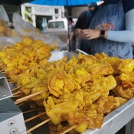 ลูกชิ้นทอดแม่ละออ-บนรถ ใน.พายัพ หน้าโรงอาหารในม.พายัพ