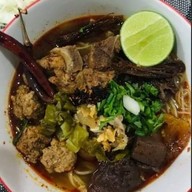 เมนูของร้าน กนกอร. ข้าวมันไก่ หลังโชว์รูมรถไทร์อั้มพ์