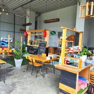 ยาย-กู-ซ่า-กระเพราเถื่อน ข้างร้านอีปริก