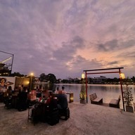 บรรยากาศ คักเนาะ อีสานกายะ x Crazy Sushi หมู่บ้านสัมมากร