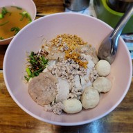เมนูของร้าน ก๋วยเตี๋ยวลูกชิ้นหมูฮีโร่ ปากซอยลาดพร้าว วังหิน 52
