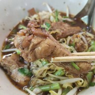 บ้านแพรวก๋วยเตี๋ยวไก่ตุ๋น