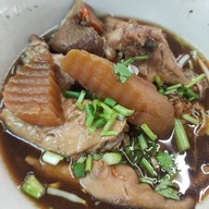 บ้านแพรวก๋วยเตี๋ยวไก่ตุ๋น