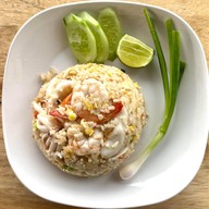 อิ่มอร่อยข้าวกล่องในสวน