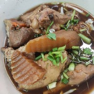 บ้านแพรวก๋วยเตี๋ยวไก่ตุ๋น