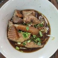 บ้านแพรวก๋วยเตี๋ยวไก่ตุ๋น