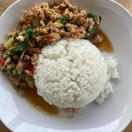อิ่มอร่อยข้าวกล่องในสวน
