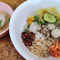 ก๋วยเตี๋ยวสุโขทัย&ก๋วยจั๊บสูตรโบราณ ปากซอยเอกชัย25/1