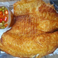 ข้าวกระเพาและปลาทอดยำแซ่บ 1ตลาดสำเร่ใหม่