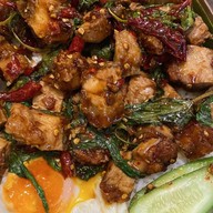 กะเพราพริกแห้ง สะพานพระนั่งเกล้า