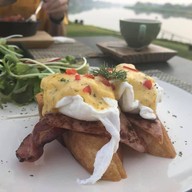 เมนูของร้าน The Bridge Bar & Bistro