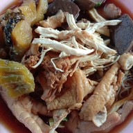 ก๋วยเตี๋ยวไก่มะระข้างวัดเรือแข่ง