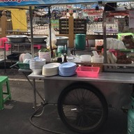 หน้าร้าน ก๋วยจั๊บญวน ยายปราณี ตอนเย็น ข้าง7-11