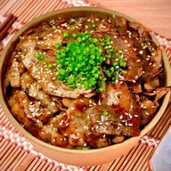 กะเพรา คุณจันทร์ ถนนร่มเกล้า