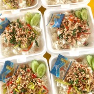 อิ่มอร่อยข้าวกล่องในสวน