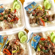 อิ่มอร่อยข้าวกล่องในสวน