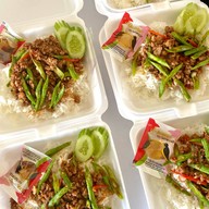อิ่มอร่อยข้าวกล่องในสวน
