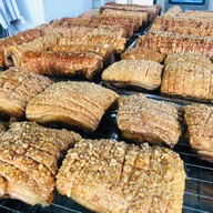 แม่เหรียญ หมูกรอบหางระเบิด สาขาบางปะอิน