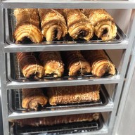 แม่เหรียญ หมูกรอบหางระเบิด สาขาบางปะอิน