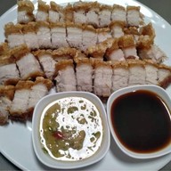 แม่เหรียญ หมูกรอบหางระเบิด สาขาบางปะอิน