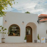 หน้าร้าน Homnom Cafe & Studio กระบี่