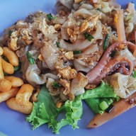 ครัวแต้จิ๋ว คั่วไก่ หมูแดงเตาถ่าน  since 1973 นิมิตใหม่