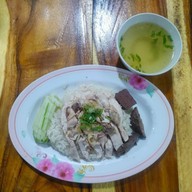 เมนูของร้าน ข้าวมันไก่ ร้านครูโก้มันไก่ เสนา