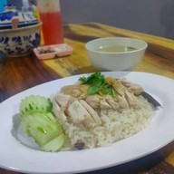 เมนูของร้าน ข้าวมันไก่ ร้านครูโก้มันไก่ เสนา