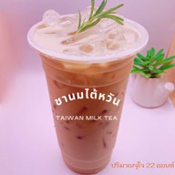 Hippie Holiday Cafe. Croffle ครอฟเฟิล & Tea ชา & Homemade Greek Yogurt กรีกโยเกิร์ต สาขา 1 ใกล้ BTS สายหยุด