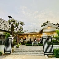 ร้านอาหารเรือนขาว