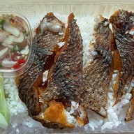 ข้าวปลาแกะ ครัววราภรณ์ ถนนฉิมพลี