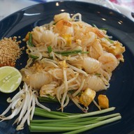 เมนูของร้าน คัพเปอร์คราวน์คาเฟ่ กะเพรา ผัดไทย ผัดซีอิ๊ว สเต็ก พิซซ่า ชาไทย กาแฟ ชานม ไอติม ในเมือง