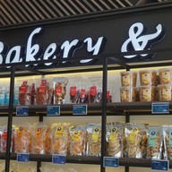 เมนูของร้าน คัพเปอร์คราวน์คาเฟ่ กะเพรา ผัดไทย ผัดซีอิ๊ว สเต็ก พิซซ่า ชาไทย กาแฟ ชานม ไอติม ในเมือง