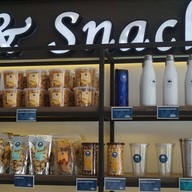 เมนูของร้าน คัพเปอร์คราวน์คาเฟ่ กะเพรา ผัดไทย ผัดซีอิ๊ว สเต็ก พิซซ่า ชาไทย กาแฟ ชานม ไอติม ในเมือง