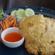 เมนูของร้าน คัพเปอร์คราวน์คาเฟ่ กะเพรา ผัดไทย ผัดซีอิ๊ว สเต็ก พิซซ่า ชาไทย กาแฟ ชานม ไอติม ในเมือง