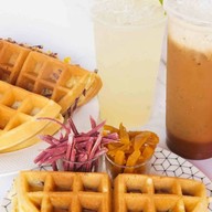 โรงนมหมีปั่น Brand & วาฟเฟิล โฮมเมด (Amazon Waffle Steak)