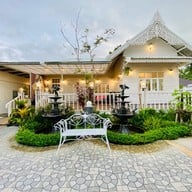 ร้านอาหารเรือนขาว