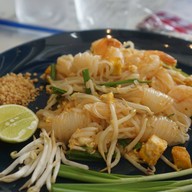 เมนูของร้าน คัพเปอร์คราวน์คาเฟ่ กะเพรา ผัดไทย ผัดซีอิ๊ว สเต็ก พิซซ่า ชาไทย กาแฟ ชานม ไอติม ในเมือง